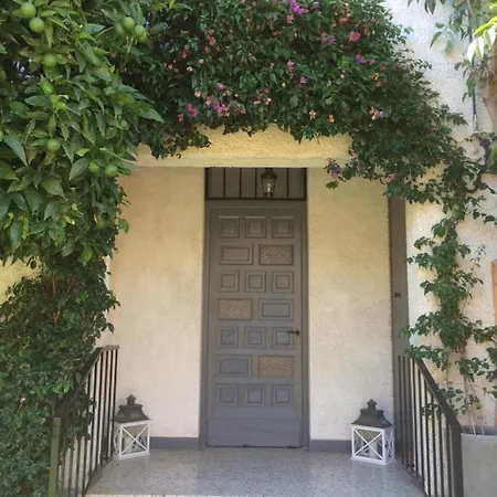 Au Bougainvillier לינה וארוחת בוקר 3*